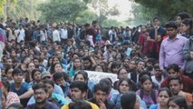 Universitarios denuncian arrestos y carga policial en protesta en Nueva Delhi
