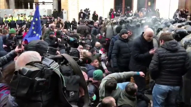Gürcistan'da parlamentoyu kuşatan göstericilere müdahale (1) - TİFLİS