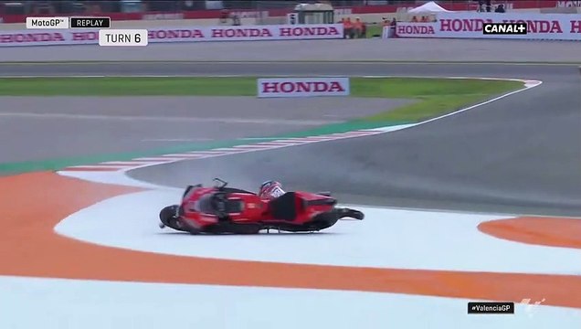 Johann Zarco fauché par une moto (GP de Valence)