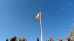 Banderas de España hechas jirones en Alcorcón