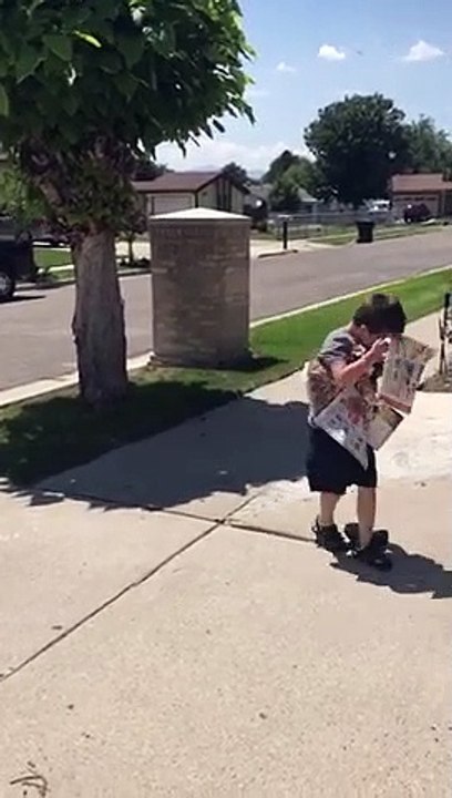 Ce gamin galère à ramener tout le courrier d'un coup !