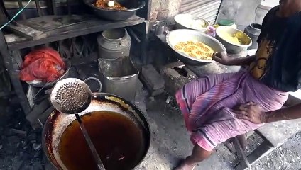 Il met la main dans l'huile bouillante ! Cuisine de rue