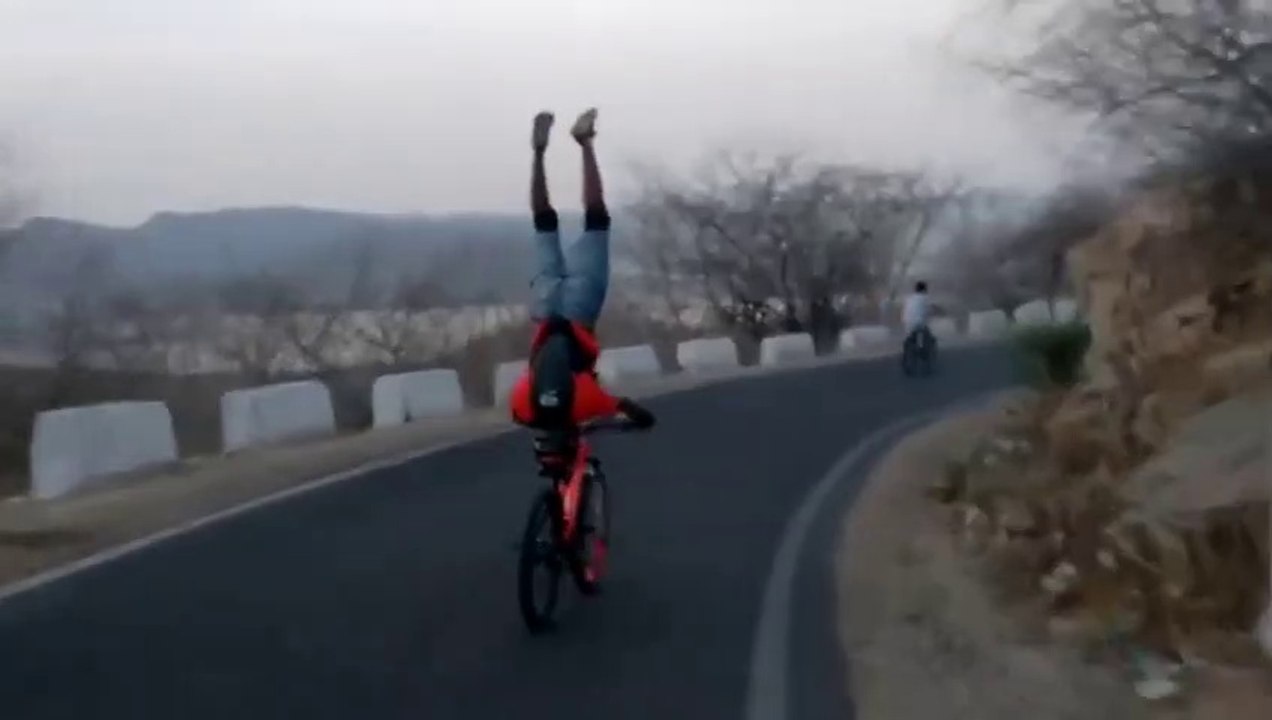 Descente en VTT.. la tête sur la selle debout à l'envers !