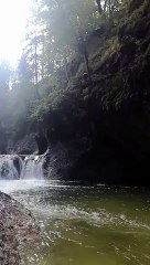 Ce plongeon se transforme en plat géant dans une cascade !