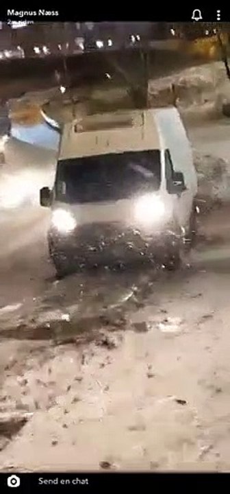 Route enneigée, 3 voitures glissent de façon incontrôlable dans la pente !