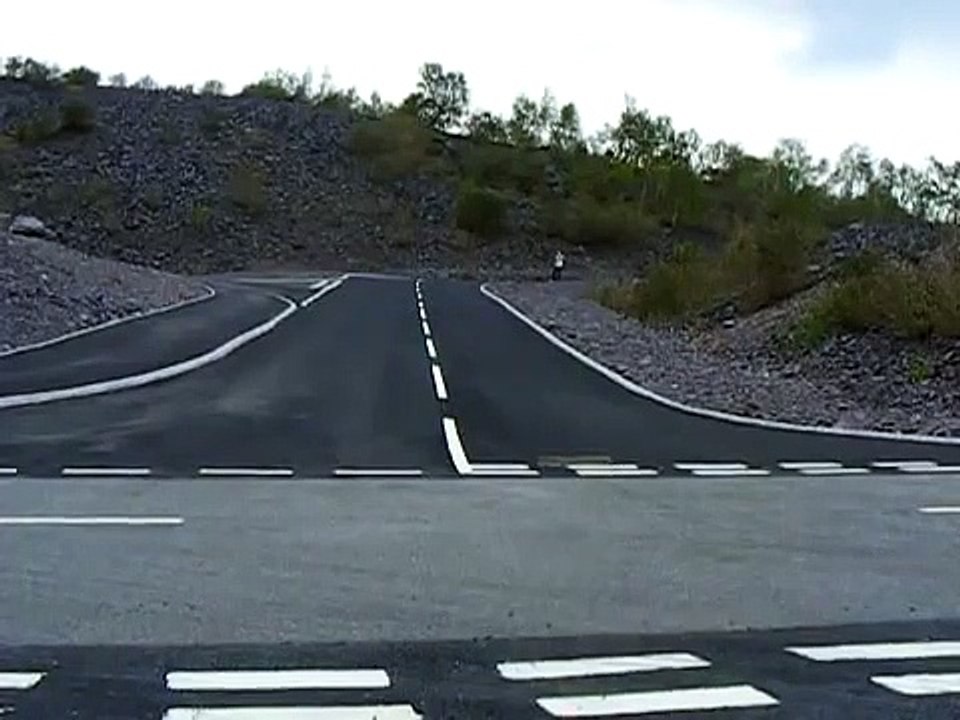 Pour impressionner sa femme, cet homme est monté sur une planche à roulettes sans savoir comment faire et tombe par terre.