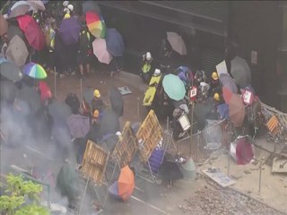 Hong Kong: La police menace de tirer à « balles réelles »