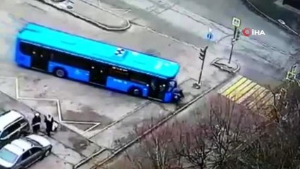 - Rusya'da halk otobüsü yaşlı kadını ve torununu ezdi