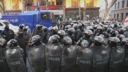 La Policía georgiana carga contra manifestantes que bloquean el Parlamento