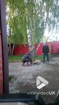 Il jette une bouteille enflammée dans un trou. Ce qui se passe ensuite est incroyable