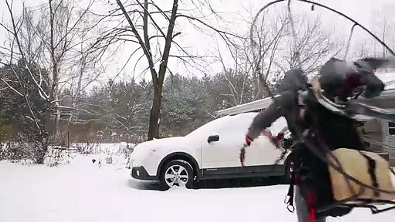 Une méthode incroyable pour déneiger sa voiture