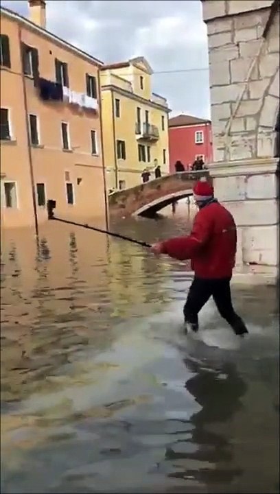 Il voulait faire un selfie en pleine Aqua Alta à Venise : mauvaise idée