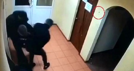 Скачать видео: Rusya'da bardan kovulan alkollü adam, pompalı tüfekle barı bastı