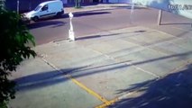 Vídeo mostra motociclista sendo arrastado no para-brisas de veículo