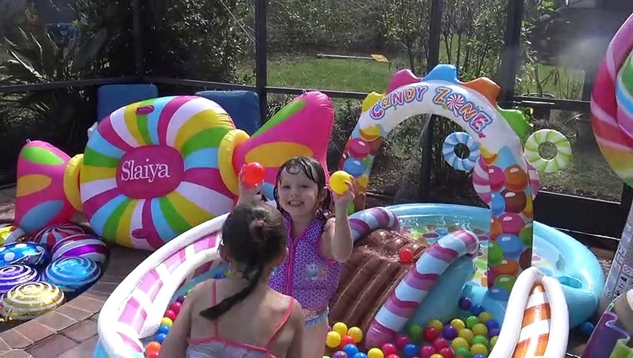 Sophia, Isabella e Alice Brincando na Piscina com Boias Inflaveis Em Formato De Doces