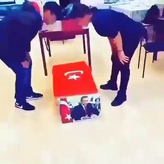 Büyük alçaklık! Bayrağa tükürüp Erdoğan'ın fotoğrafının olduğu tabutu taşıdılar