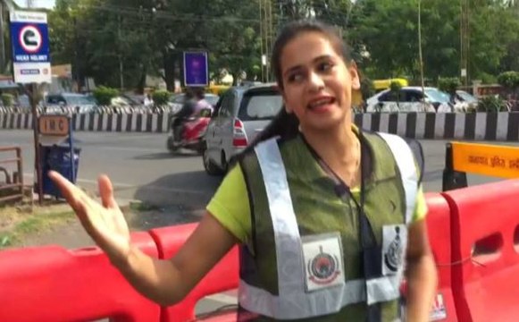 MBA Student manages traffic with her dance moves in Indore | OneIndia News