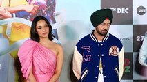 Kareena Kapoor's AWKWARD Moment FIXING Her Dress In Front Media
