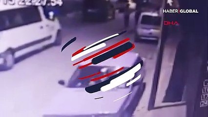 Sebepsiz yere park halindeki araçlara saldırdılar