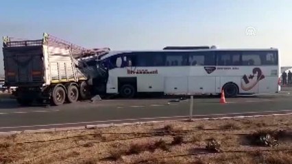 Yolcu otobüsüyle tır çarpıştı: 2 ölü (1)