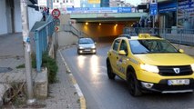 (Özel) Pendik'te beton mikserinin altgeçide sıkıştığı anlar kamerada