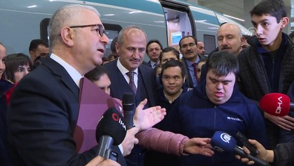 Bakan Turhan, 20 özel gereksinimli bireyi YHT ile Eskişehir'e uğurladı (1) - ANKARA