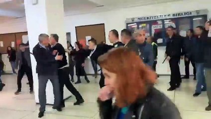 Öğrenciler 'rektör katılıyor' diye sempozyuma alınmadı, güvenlik saldırdı!