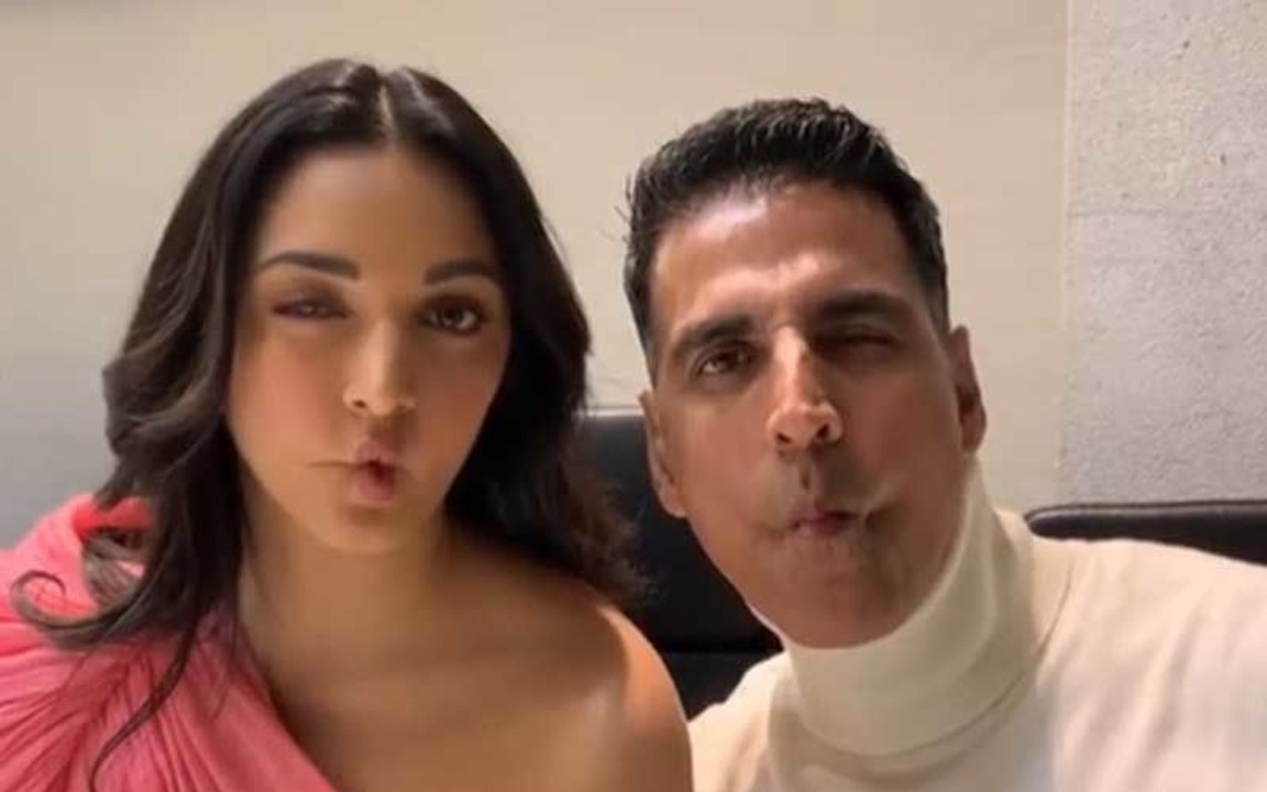 Good Newwz Trailer: Akshay Kumar, Kiara Advani Practice ‘Ankhiyon Se Goli Maarein’ With Fish Face As Kareena Kapoor Khan Makes Them Wait
