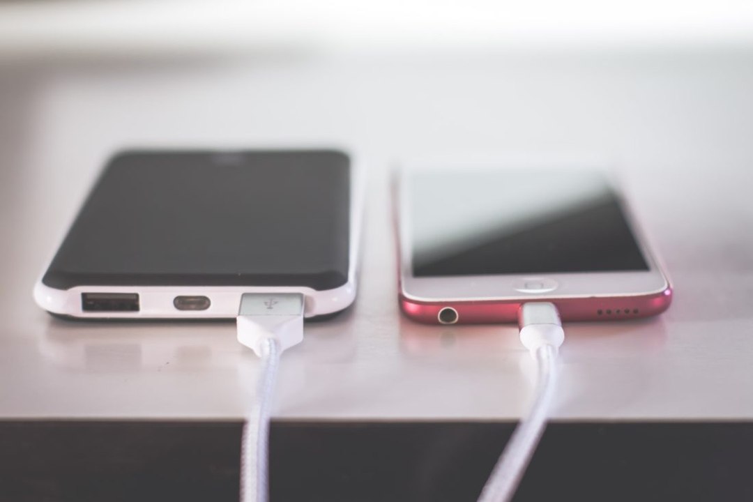 Voici pourquoi vous ne devez absolument pas emprunter le chargeur d'un inconnu