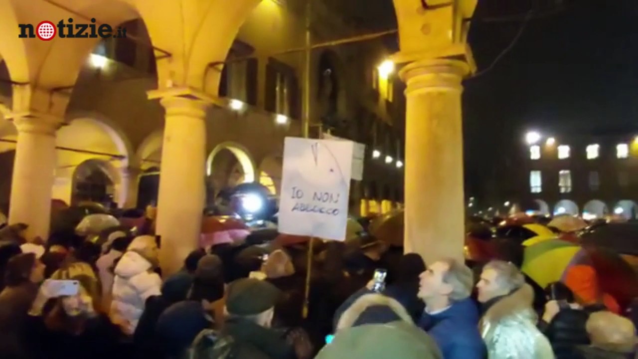 Modena, le "sardine" riempiono Piazza Grande: "Fermeremo Salvini" | Notizie.it