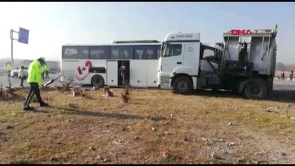 Afyonkarahisar'da otobüsle tır çarpıştı 2 ölü 21 yaralı