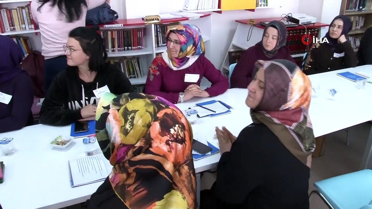 Milli Eğitim Bakanı Selçuk, Önlüğünü Giydi Öğre...