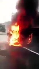 شاهد لحظة حرق سيارات لميليشيا الباسيج الذراع العسكري للملالي (فيديو)