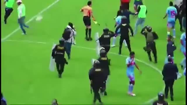 Batalla campal en un partido de fútbol en Perú