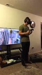 Descargar video: Il casse l'écran plat de son ami en jouant en réalité virtuelle !