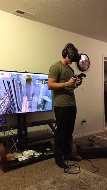 Il casse l'écran plat de son ami en jouant en réalité virtuelle !