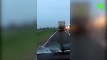 Le conducteur de ce camion réussit l'impossible... Belle maitrise