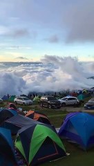 Download Video: Ces campeurs se réveillent sur une mer de nuage : vue à couper le souffle