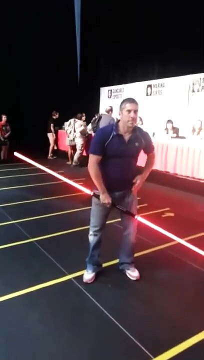 Préparez-vous à être super impressionnés par la rapidité des mains de cet homme