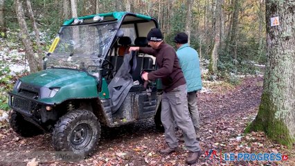 Les traçeurs de la SaintéLyon au travail dans le secteur du Bois d’Arfeuille