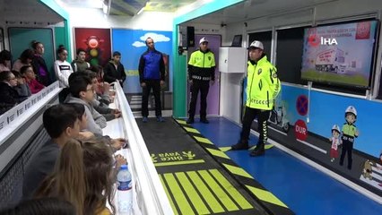Niğdeli öğrenciler trafiği Mobil Trafik Eğitim Tırı ile öğreniyor