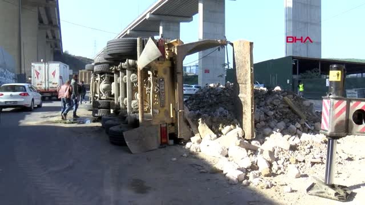 Kağıthane'de moloz yüklü hafriyat kamyonu devrildi