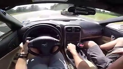 Un grand-père en voiture veut faire la course avec des jeunes