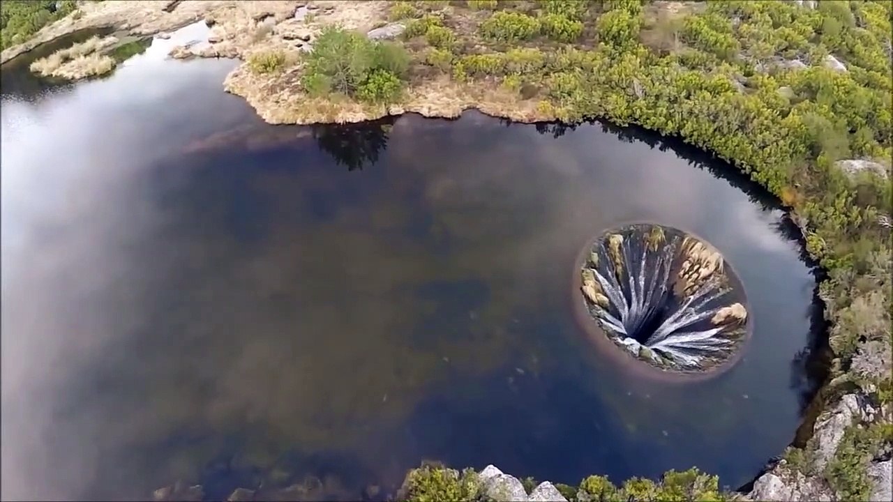 Ce lac se vide par un trou mystérieux - Covão dos Conchos au portugal