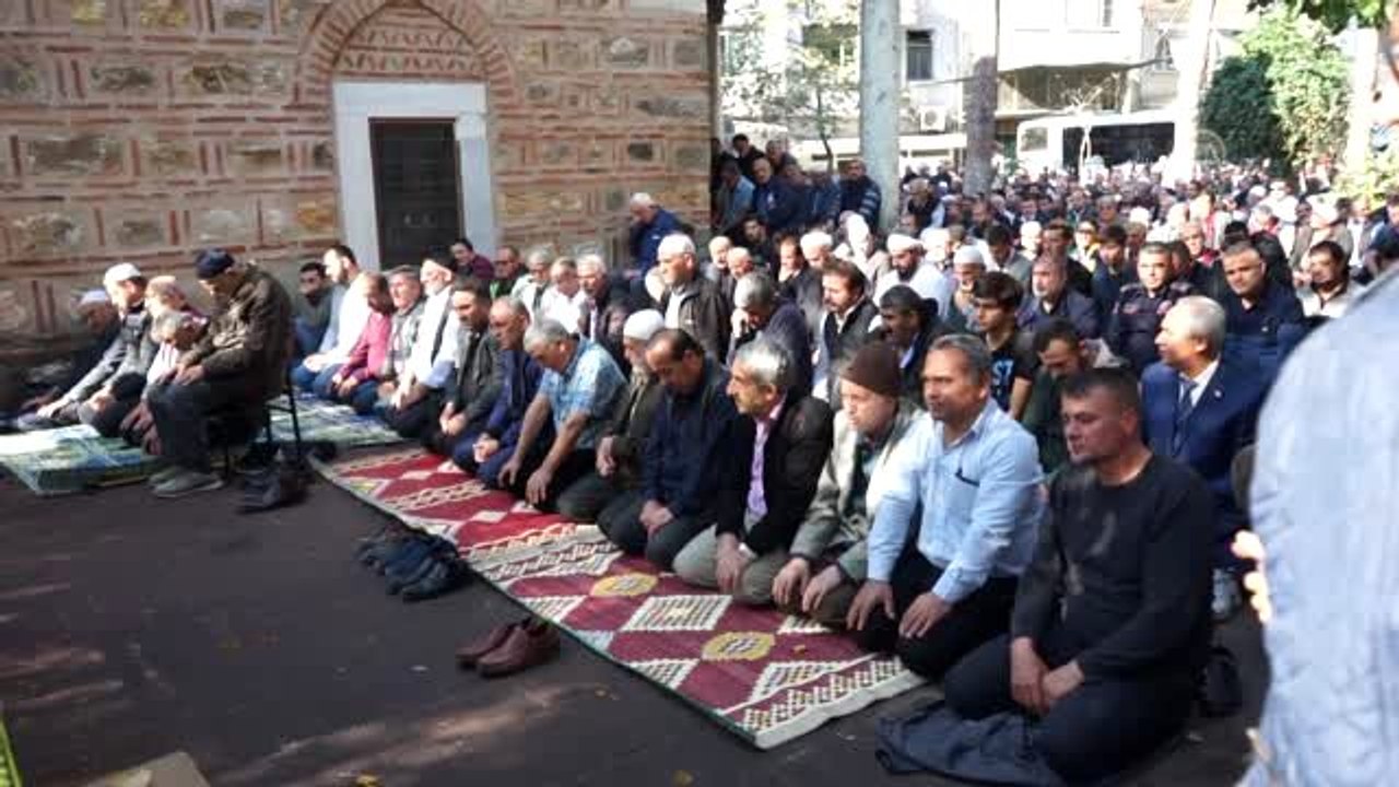 Çorum'daki kazada ölen müezzin ile eşinin cenazeleri Balıkesir'de toprağa verildi