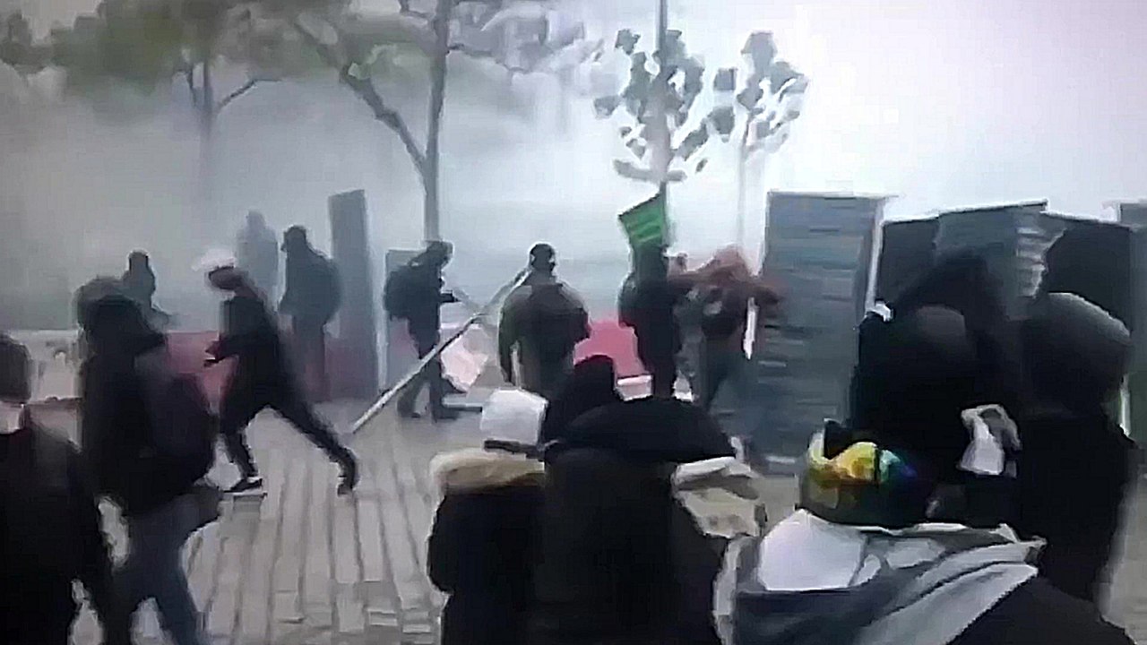 Un manifestant se met KO tout seul en renvoyant une grenade lacrymo