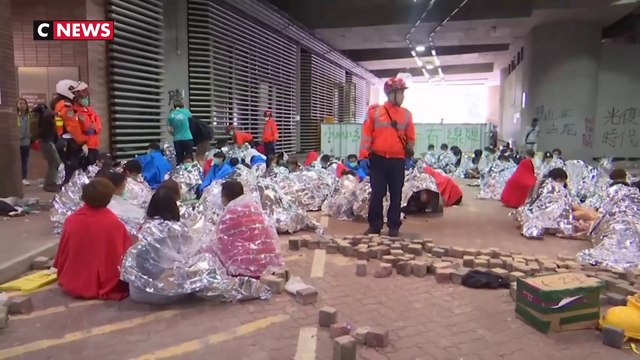 Hong Kong : l'université toujours occupée face aux forces de l'ordre
