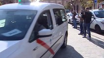 Los taxistas de Alcalá se concentran para condenar el asesinato de un compañero