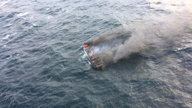 제주 바다서 갈치잡이 어선 화재...1명 사망·11명 실종 / YTN