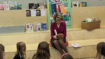 La reine Mathilde fait la lecture à la bibliothèque de Berchem